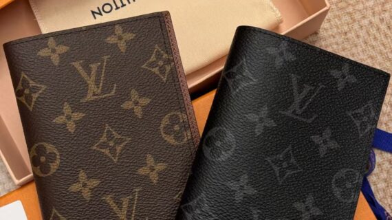 Louis Vuitton LV 护照夹/钱包 经典老花设计 打造高端出行仪式的必备单品 Louis Vuitton LV 护照夹/钱包 经典老花设计 打造高端出行仪式的必备单品