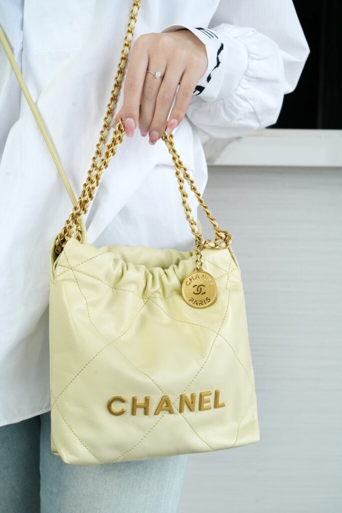 顶级复刻:Chanel 22 Mini 垃圾袋小鸡黄详解,原厂皮天花板品质现货发售 – Image 7 顶级复刻:Chanel 22 Mini 垃圾袋小鸡黄详解,原厂皮天花板品质现货发售 – Image 7