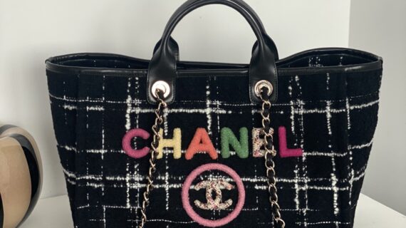 Chanel 香奈儿 22K 粗花呢彩虹字母沙滩包