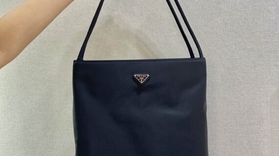普拉达 PRADA B6242 中古尼龙托特包 职场与日常的经典百搭神器 普拉达 PRADA B6242 中古尼龙托特包 职场与日常的经典百搭神器