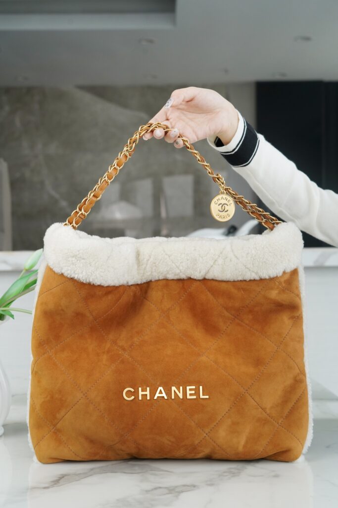香奈儿 CHANEL 22 Bag 23b 季节限定“泰迪熊”焦糖色羊羔毛手袋