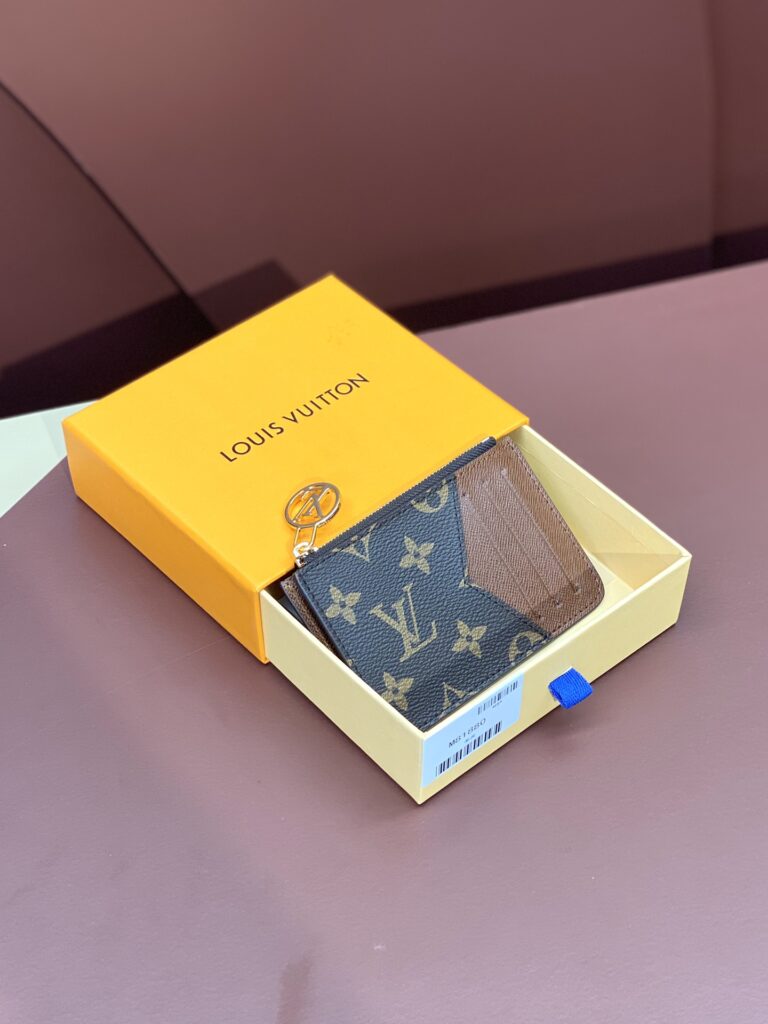 顶级原厂皮 Louis Vuitton 路易威登 Romy 卡夹 M81880 深度解析:经典老花与压花皮革的完美复刻 – Image 1 顶级原厂皮 Louis Vuitton 路易威登 Romy 卡夹 M81880 深度解析:经典老花与压花皮革的完美复刻 – Image 1