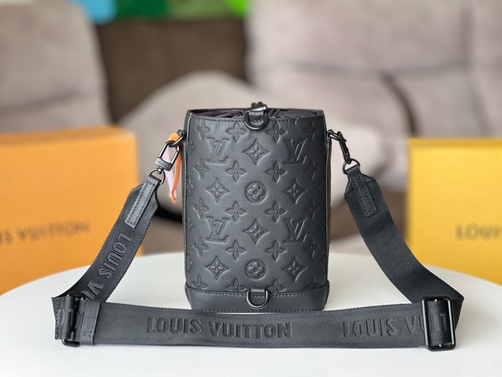 Louis Vuitton 路易威登 M82248 Noé LV男士水桶包 黑武士 Monogram Shadow 压纹皮革
