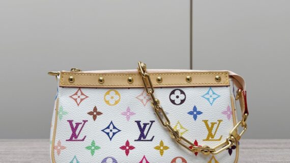 路易威登 Louis Vuitton LV 白三彩麻将包 梦回千禧年的复古与时髦 路易威登 Louis Vuitton LV 白三彩麻将包 梦回千禧年的复古与时髦