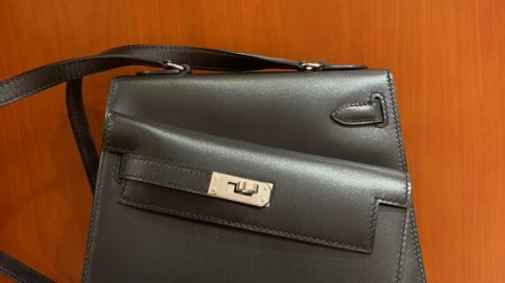 Hermès 爱马仕凯莉包 Mini Kelly 一代 Box 皮黑银 复刻界的“天花板” Hermès 爱马仕凯莉包 Mini Kelly 一代 Box 皮黑银 复刻界的“天花板”