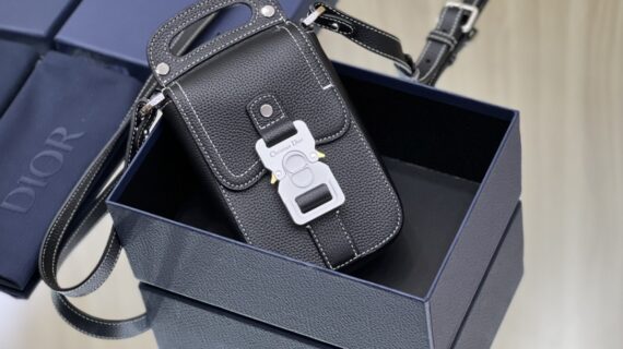 Dior 迪奥男士马鞍竖版手袋 手机包 全皮系列1:1工艺 Dior 迪奥男士马鞍竖版手袋 手机包 全皮系列1:1工艺