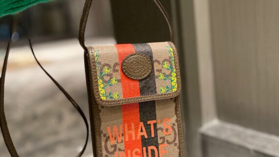 古驰手机包 Gucci 涂鸦马衔扣 Box 手机袋 潮流出街必备时尚单品