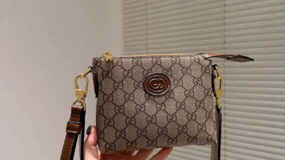 GUCCI 古驰互扣式双G男士邮差包 经典复古