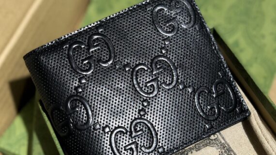 古驰 Gucci 男士GG压纹钱包 顶级意大利皮料与立体浮雕工艺的完美融合 古驰 Gucci 男士GG压纹钱包 顶级意大利皮料与立体浮雕工艺的完美融合