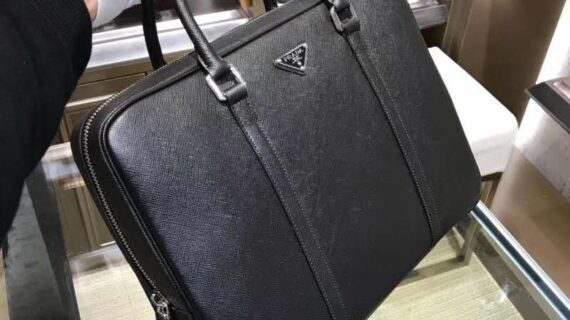 普拉达 PRADA Saffiano 公文包 2VE363 原厂皮质与精湛工艺 普拉达 PRADA Saffiano 公文包 2VE363 原厂皮质与精湛工艺