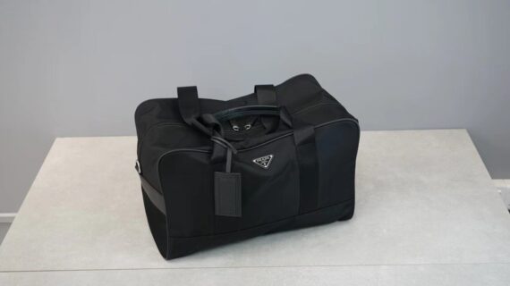 普拉达 Prada 纯原级尼龙旅行袋 商旅出行的经典之选 普拉达 Prada 纯原级尼龙旅行袋 商旅出行的经典之选