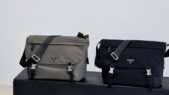 Prada 普拉达大号降落伞尼龙邮差包 经典斜挎包复刻 Prada 普拉达大号降落伞尼龙邮差包 经典斜挎包复刻