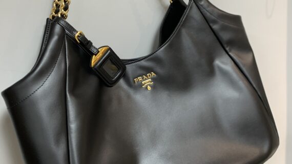 普拉达 Prada 黑色大号腋下包 “垃圾袋” 普拉达 Prada 黑色大号腋下包 “垃圾袋”