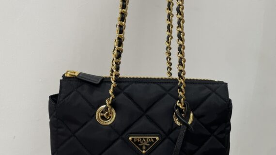 Prada 普拉达 Re-Edition 1995 菱格纹再生尼龙链条包 降落伞托特包 Prada 普拉达 Re-Edition 1995 菱格纹再生尼龙链条包 降落伞托特包