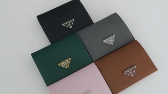 普拉达 Prada 经典十字纹牛皮短款钱包 原厂工艺与多色精品 普拉达 Prada 经典十字纹牛皮短款钱包 原厂工艺与多色精品