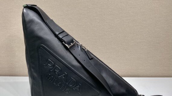 Prada 普拉达 大号三角形斜挎包 60×22.5x31cm Prada 普拉达 大号三角形斜挎包 60×22.5x31cm