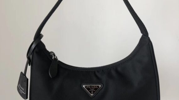 普拉达 Prada Re-Edition 2000 尼龙迷你手袋 Hobo 腋下包 普拉达 Prada Re-Edition 2000 尼龙迷你手袋 Hobo 腋下包