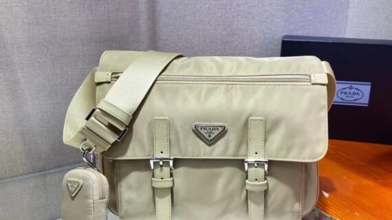 普拉达 PRADA Re-Nylon 尼龙邮差包 Saffiano皮革 普拉达 PRADA Re-Nylon 尼龙邮差包 Saffiano皮革