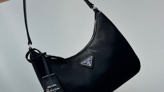普拉达 Prada Re-Edition 2005 尼龙 Hobo腋下包 普拉达 Prada Re-Edition 2005 尼龙 Hobo腋下包