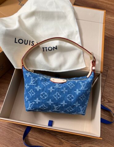 路易威登 Hills Pochette LV 单肩包 Monogram Denim 系列18.5cm休闲奢华的当代典范
