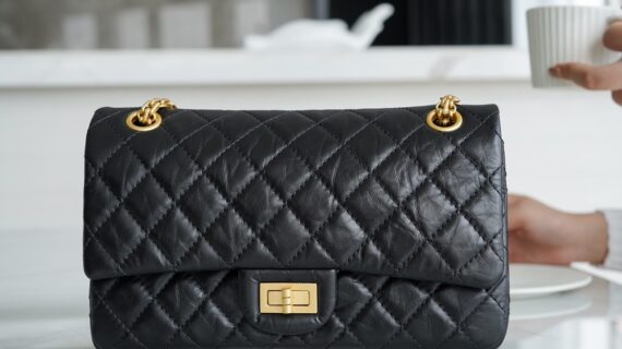 香奈儿Chanel 2.55 Reissue口盖包 单肩包黑色金扣Montebello胎牛皮三尺寸