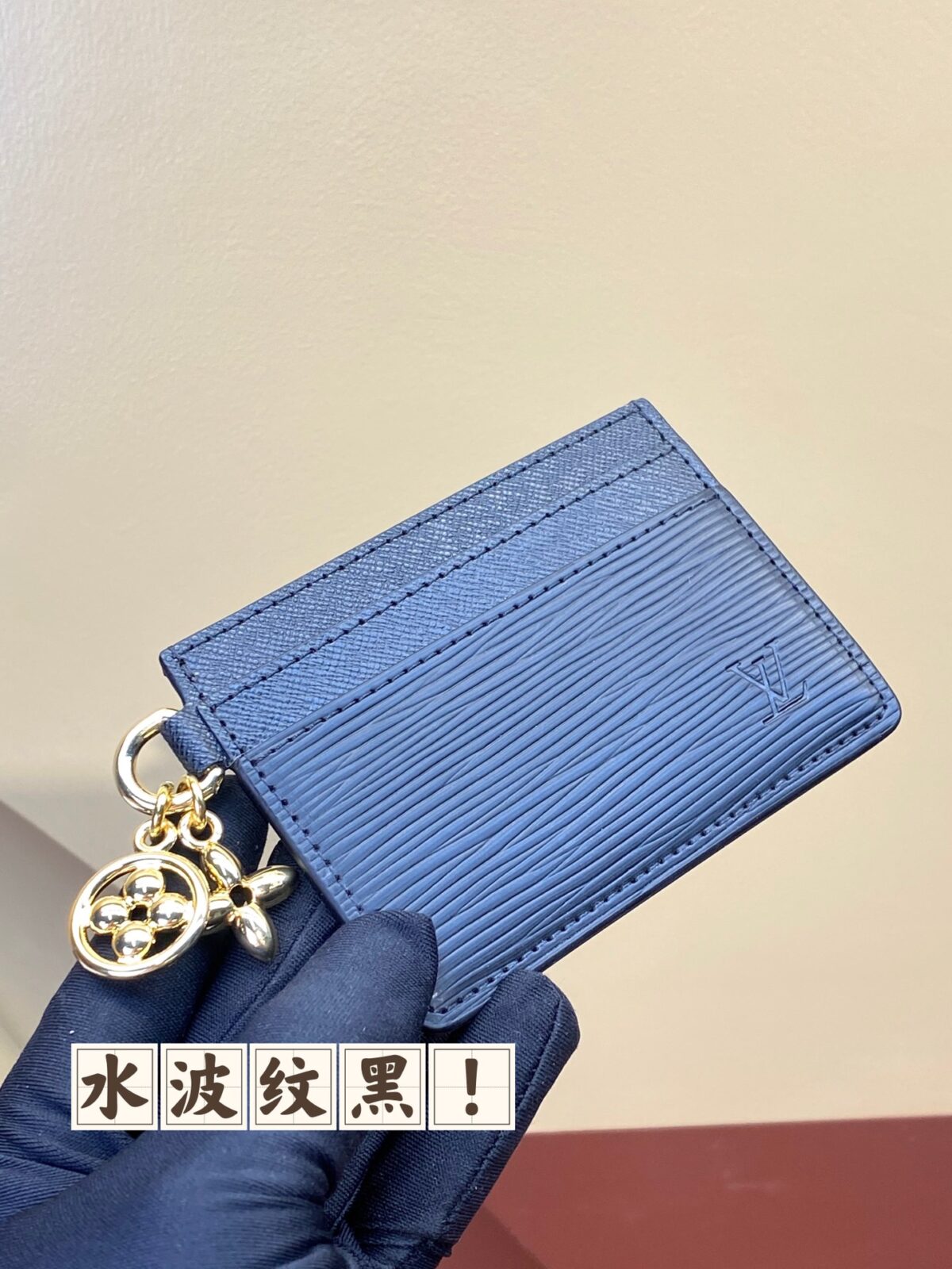 路易威登 Louis Vuitton M82132 卡包皮夹:顶级原厂皮 LV Porto Cult Charm 黑色丝印与水波纹对版细节 – Image 9 路易威登 Louis Vuitton M82132 卡包皮夹:顶级原厂皮 LV Porto Cult Charm 黑色丝印与水波纹对版细节 – Image 9