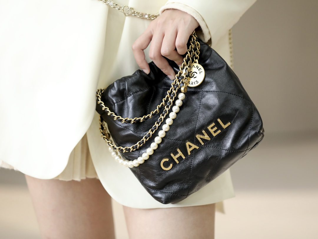 顶级原厂皮!Chanel 22 Mini 黑色珍珠链条包详解:22K走秀款“垃圾袋”天花板 14
