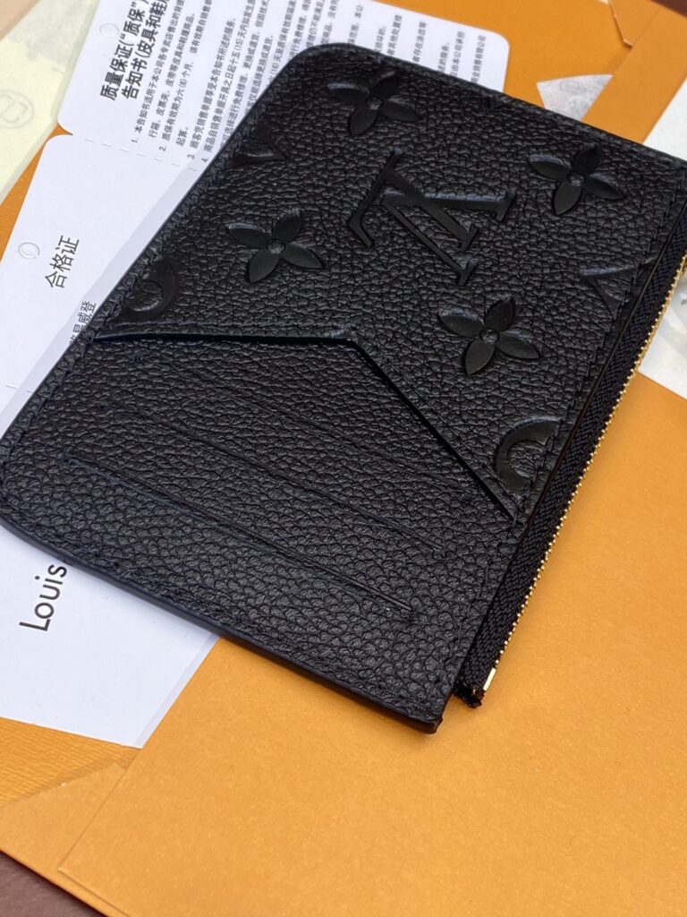 顶级原厂皮 Louis Vuitton 路易威登 Romy 卡夹 M81880 深度解析:经典老花与压花皮革的完美复刻 – Image 11 顶级原厂皮 Louis Vuitton 路易威登 Romy 卡夹 M81880 深度解析:经典老花与压花皮革的完美复刻 – Image 11