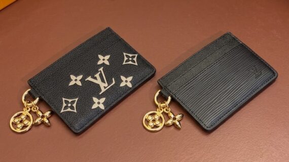 路易威登 Louis Vuitton M82132 卡包皮夹:顶级原厂皮 LV Porto Cult Charm 黑色丝印与水波纹对版细节 路易威登 Louis Vuitton M82132 卡包皮夹:顶级原厂皮 LV Porto Cult Charm 黑色丝印与水波纹对版细节