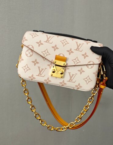 路易威登 LV 帆布手提包21.5 厘米 Pochette Métis East West Monogram Dune 2024 年早春系列
