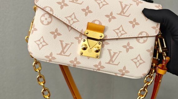 路易威登 LV 帆布手提包21.5 厘米 Pochette Métis East West Monogram Dune 2024 年早春系列