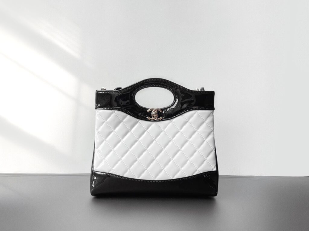 绝美熊猫配色:香奈儿 CHANEL 31 Bag 迷你款漆皮牛皮手袋