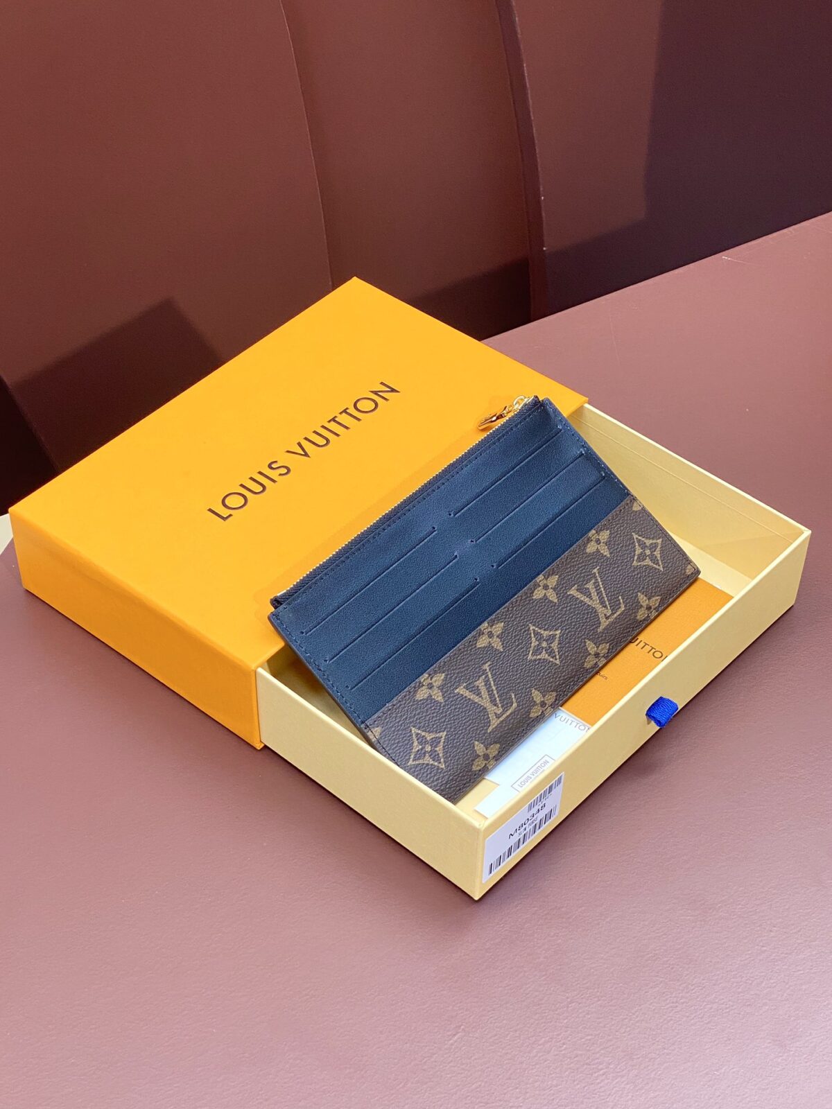 路易威登 LV 手拿包 Louis Vuitton M80348 Slim Purse:经典 Monogram 老花与极致纤薄的完美融合 – Image 2 路易威登 LV 手拿包 Louis Vuitton M80348 Slim Purse:经典 Monogram 老花与极致纤薄的完美融合 – Image 2