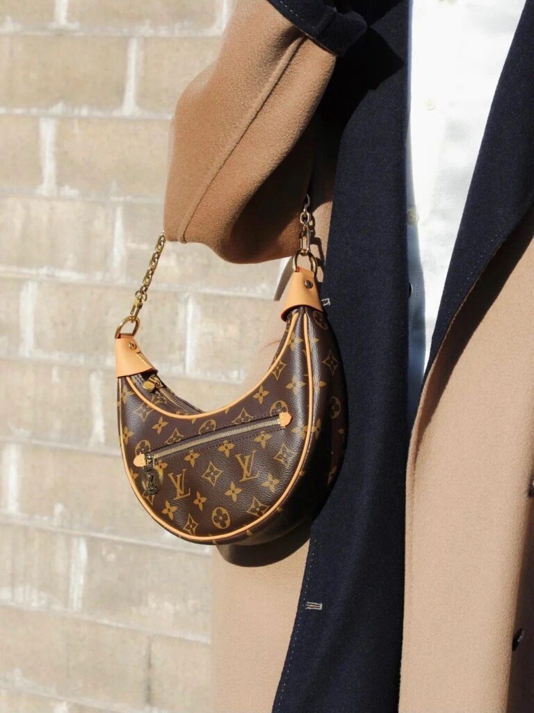 路易威登 Louis Vuitton LV Loop 豌豆包/月牙包 顶级复刻 – Image 2 路易威登 Louis Vuitton LV Loop 豌豆包/月牙包 顶级复刻 – Image 2