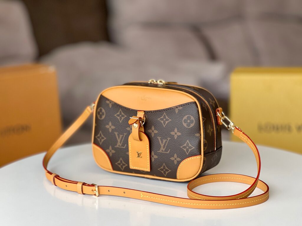 路易威登 Mini Luggage LV相机包 经典Monogram复古风情深度解析 – Image 2 路易威登 Mini Luggage LV相机包 经典Monogram复古风情深度解析 – Image 2