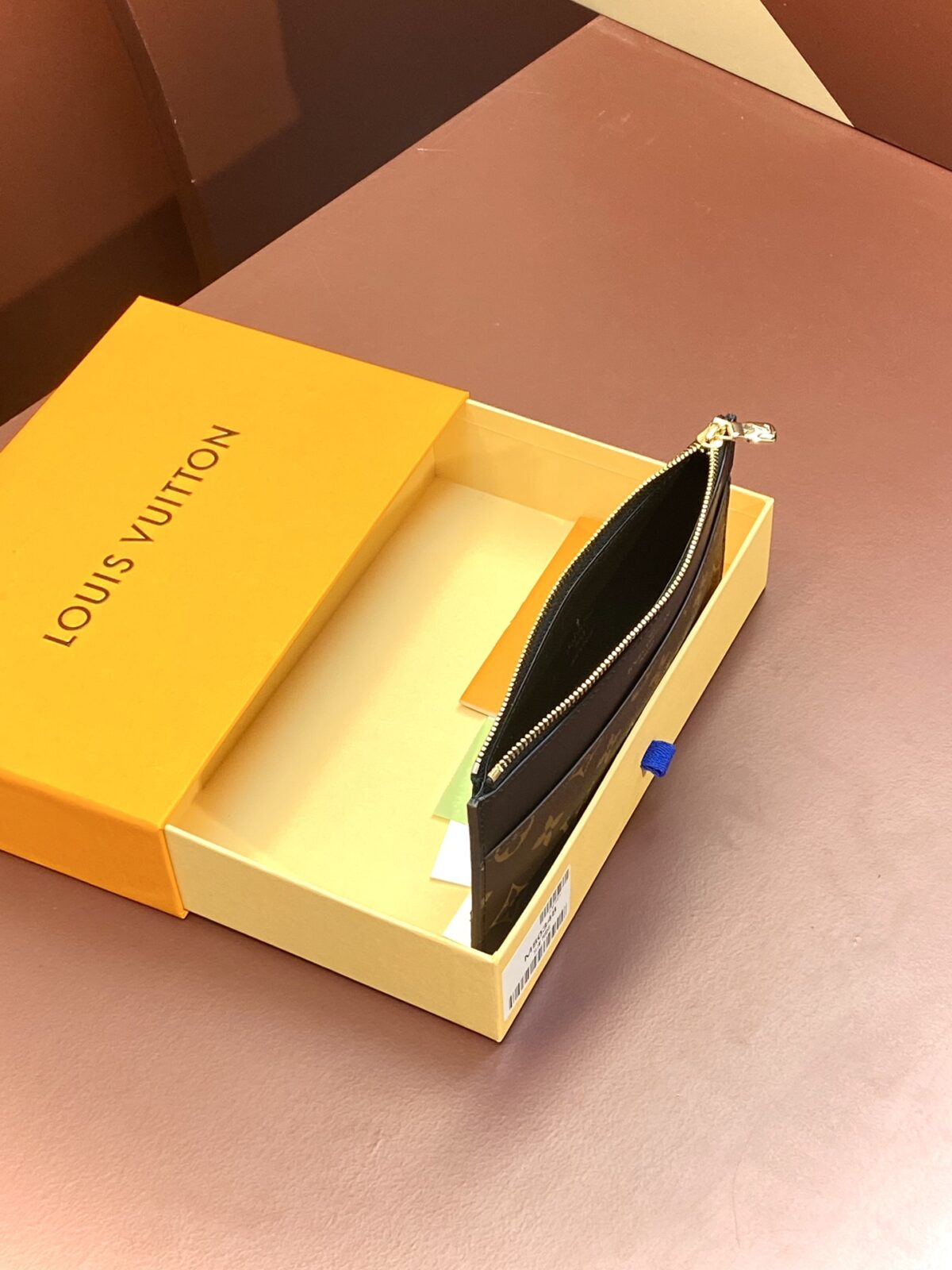 路易威登 LV 手拿包 Louis Vuitton M80348 Slim Purse:经典 Monogram 老花与极致纤薄的完美融合 – Image 3 路易威登 LV 手拿包 Louis Vuitton M80348 Slim Purse:经典 Monogram 老花与极致纤薄的完美融合 – Image 3
