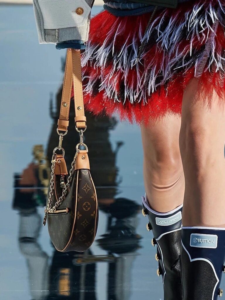 路易威登 Louis Vuitton LV Loop 豌豆包/月牙包 顶级复刻 – Image 3 路易威登 Louis Vuitton LV Loop 豌豆包/月牙包 顶级复刻 – Image 3