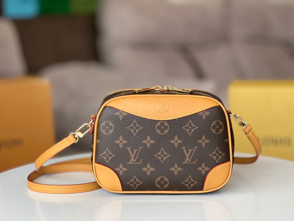 路易威登 Mini Luggage LV相机包 经典Monogram复古风情深度解析 – Image 3 路易威登 Mini Luggage LV相机包 经典Monogram复古风情深度解析 – Image 3