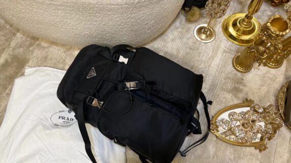 普拉达 Prada Re-Nylon 大容量背包 多功能登山双肩包 普拉达 Prada Re-Nylon 大容量背包 多功能登山双肩包
