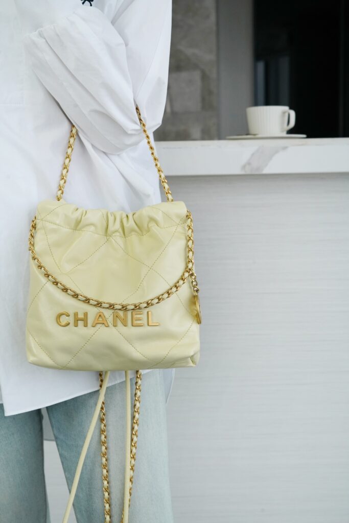 顶级复刻:Chanel 22 Mini 垃圾袋小鸡黄详解,原厂皮天花板品质现货发售 – Image 10 顶级复刻:Chanel 22 Mini 垃圾袋小鸡黄详解,原厂皮天花板品质现货发售 – Image 10