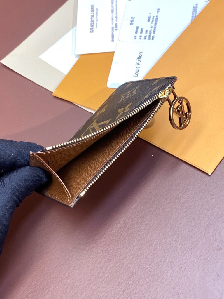 顶级原厂皮 Louis Vuitton 路易威登 Romy 卡夹 M81880 深度解析:经典老花与压花皮革的完美复刻 – Image 4 顶级原厂皮 Louis Vuitton 路易威登 Romy 卡夹 M81880 深度解析:经典老花与压花皮革的完美复刻 – Image 4