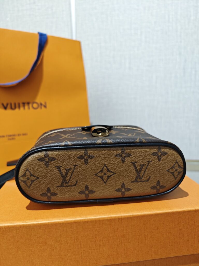 路易威登 Monogram LV 帆布化妆包 顶级复刻 – Image 4 路易威登 Monogram LV 帆布化妆包 顶级复刻 – Image 4