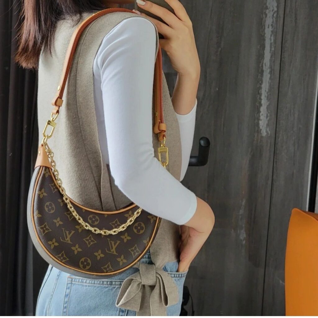 路易威登 Louis Vuitton LV Loop 豌豆包/月牙包 顶级复刻 – Image 5 路易威登 Louis Vuitton LV Loop 豌豆包/月牙包 顶级复刻 – Image 5