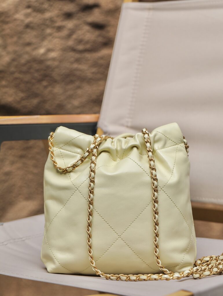 顶级复刻:Chanel 22 Mini 垃圾袋小鸡黄详解,原厂皮天花板品质现货发售 – Image 2 顶级复刻:Chanel 22 Mini 垃圾袋小鸡黄详解,原厂皮天花板品质现货发售 – Image 2