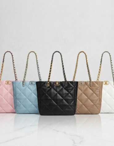 Chanel 22B 系列 The 19 Maxi 托特包30x37cm 手提购物包奢华枕头般柔软的绗缝绵羊皮材质