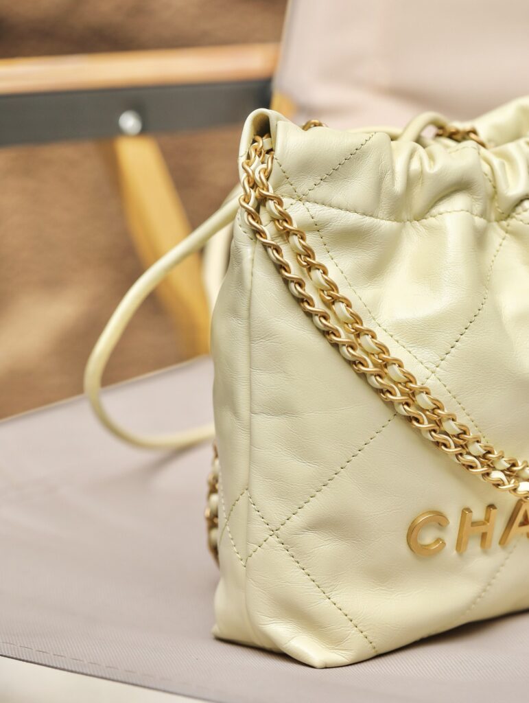 顶级复刻:Chanel 22 Mini 垃圾袋小鸡黄详解,原厂皮天花板品质现货发售 – Image 3 顶级复刻:Chanel 22 Mini 垃圾袋小鸡黄详解,原厂皮天花板品质现货发售 – Image 3
