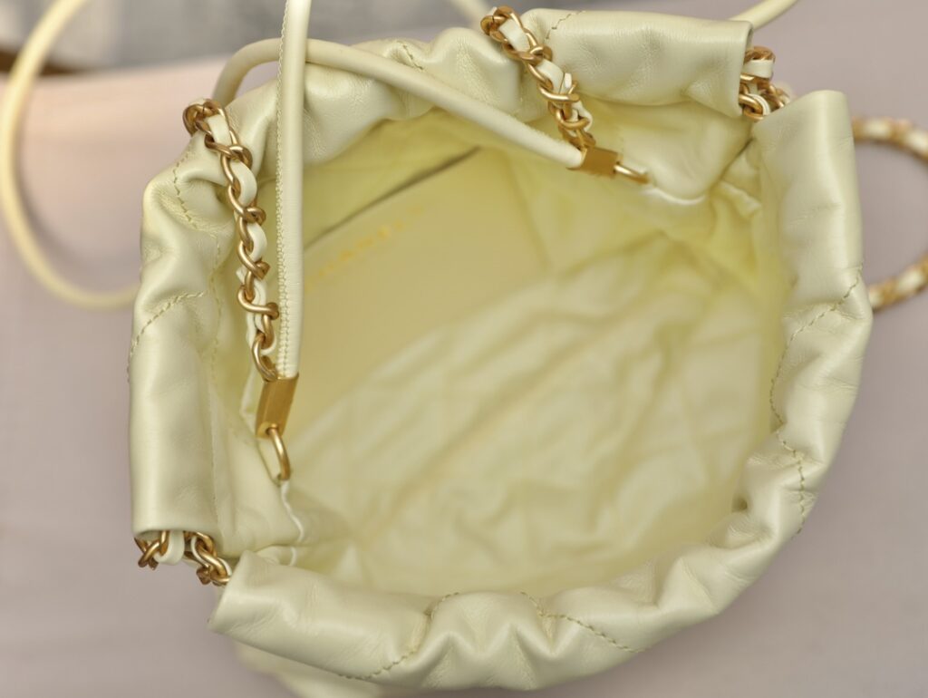 顶级复刻:Chanel 22 Mini 垃圾袋小鸡黄详解,原厂皮天花板品质现货发售 – Image 5 顶级复刻:Chanel 22 Mini 垃圾袋小鸡黄详解,原厂皮天花板品质现货发售 – Image 5