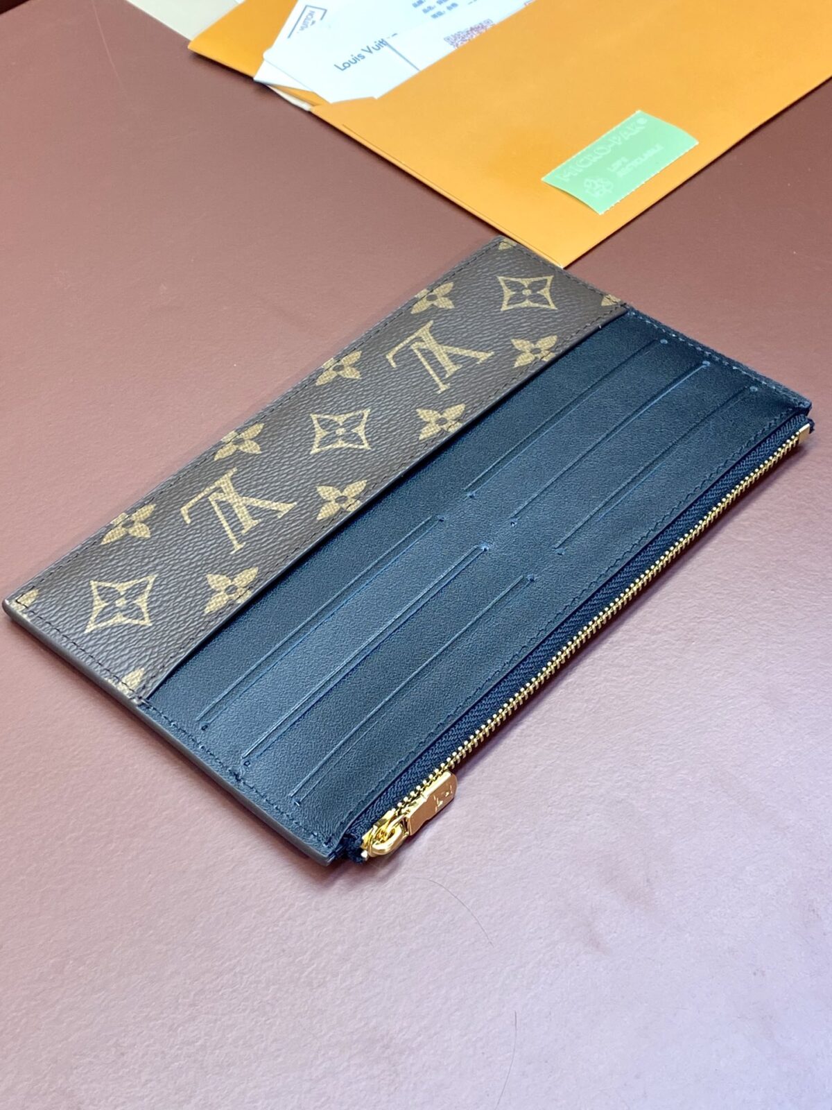 路易威登 LV 手拿包 Louis Vuitton M80348 Slim Purse:经典 Monogram 老花与极致纤薄的完美融合 – Image 6 路易威登 LV 手拿包 Louis Vuitton M80348 Slim Purse:经典 Monogram 老花与极致纤薄的完美融合 – Image 6