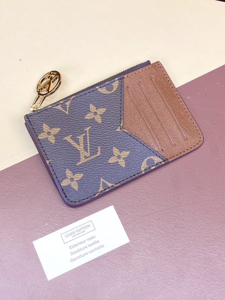 顶级原厂皮 Louis Vuitton 路易威登 Romy 卡夹 M81880 深度解析:经典老花与压花皮革的完美复刻 – Image 6 顶级原厂皮 Louis Vuitton 路易威登 Romy 卡夹 M81880 深度解析:经典老花与压花皮革的完美复刻 – Image 6
