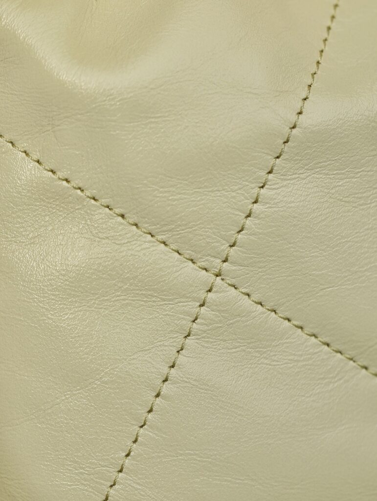 顶级复刻:Chanel 22 Mini 垃圾袋小鸡黄详解,原厂皮天花板品质现货发售 – Image 6 顶级复刻:Chanel 22 Mini 垃圾袋小鸡黄详解,原厂皮天花板品质现货发售 – Image 6